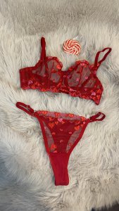 Kırmızı kalpli takım