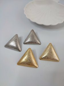 Parlak üçgen küpe