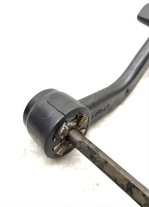 (KUSURLU) DİREKSİYON YÜKSEKLİK AYAR KOLU STRADA DOBLO 98500477