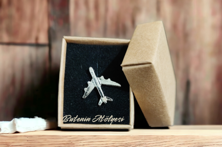 Çift motorlu uçak ,yaka rozeti (pilot, hostes rozeti) gümüş renk