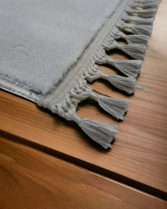 post pelüş ponpon saçaklı kaymaz halı