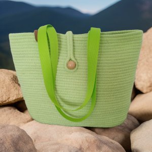 Kordon ip ile tres örgü modeli ile üretilmiş bir yaz çantasıdır