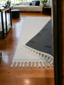 post pelüş ponpon saçaklı kaymaz halı