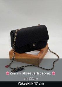 Zincirli aksesuarli çapraz canta