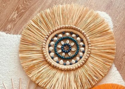 naturel renk el yapımı boncuklu sarma rafya duvar dekoru