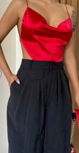 Pile ve cep detaylı salaş pantolon.  Siyah