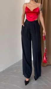 Pile ve cep detaylı salaş pantolon.  Siyah