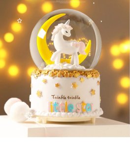 Unicorn ve Ay Temalı Işıklı Müzikli Püskürtmeli Kar Küresi