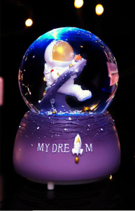 Astronot Işıklı Müzikli Püskürtmeli Kar Küresi