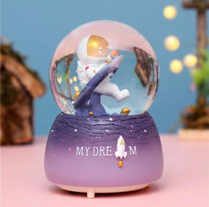 Astronot Işıklı Müzikli Püskürtmeli Kar Küresi