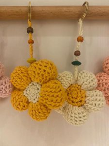 Tığ işi örgü Çiçek anahtarlık