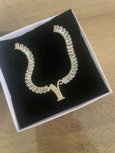 Zirkon taşlı baget harf kolye