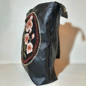Nakışlı Çiçek Desenli Siyah Suni Deri Çanta