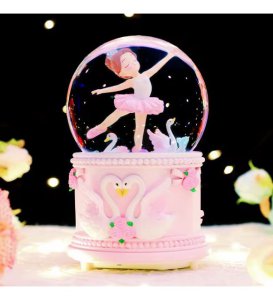 Balerin Kuğulu Işıklı Müzikli Püskürtmeli Kar Küresi