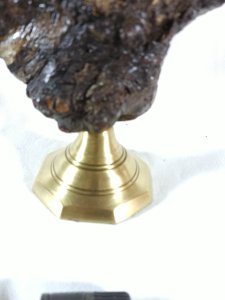 Kıyıya vuran bir tahta parçasından yapılmıştı.