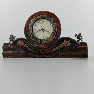 El yapımı ahşap masa saati