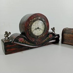 El yapımı ahşap masa saati
