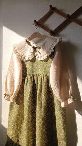 fiyonk detaylı fisto yakalı müslin elbise