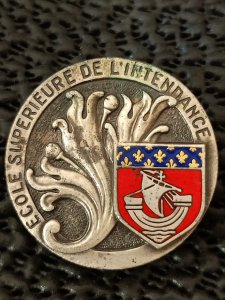 ESKİ BİR FRANSIZ ASKERİ OKUL ROZETİDİR. GÜMÜŞ KAPLAMA..