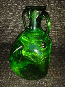 EL YAPIMI DEKORATİF KARE FORMUNDA YEŞİL CAM SÜRAHİ. NADİR BULUNTU..