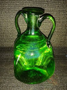 EL YAPIMI DEKORATİF KARE FORMUNDA YEŞİL CAM SÜRAHİ. NADİR BULUNTU..